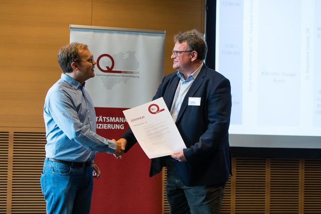 Händeschütteln bei Zertifikat Übergebung