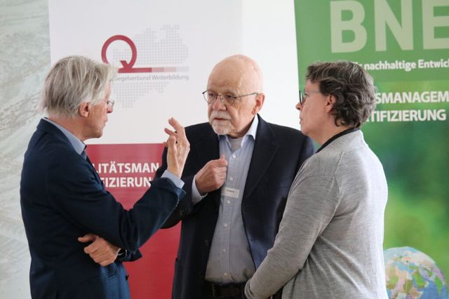 Austausch und Gespräch Zwischen drei Personen