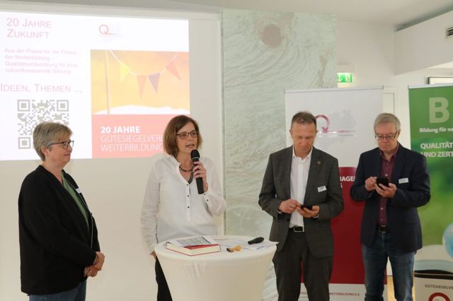 vier präsentierende Personen