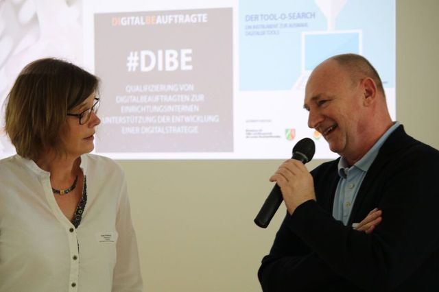 zwei Personen im Dialog