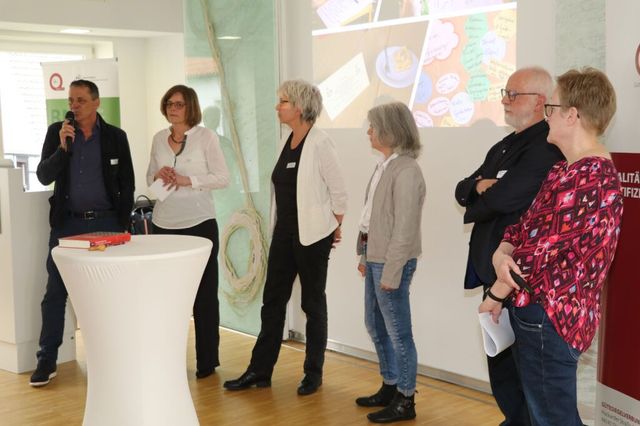 präsentierende Personen mit Geschäftsleitung