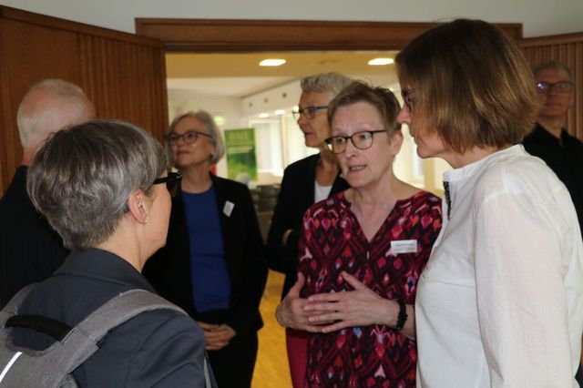 Gäste im Dialog mit Geschäftsführung