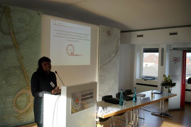 präsentierende Person am reden