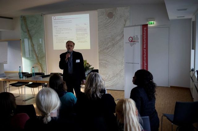 präsentierende Person vor Publikum