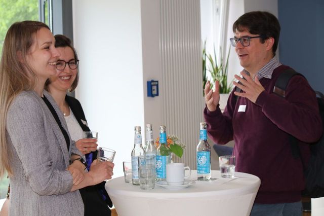 lachende Gäste im Dialog