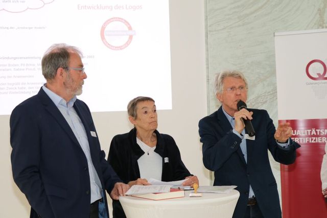 2 Männer und 1 Frau am stehen