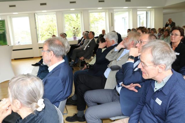 sitzende Personen von der Seite