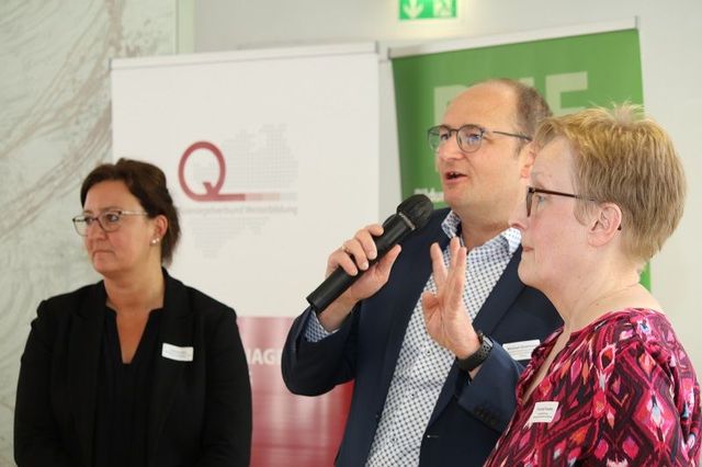 Christel Fissahn, Michael Stratmann und Julia Reuther im Gespräch