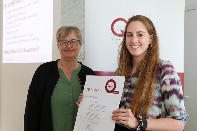 Zertifikatsübergabe - Frauke Heitmann mit Isabel Dilba