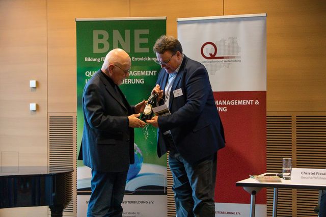 Pit Böhle Überreichung eines Getränks