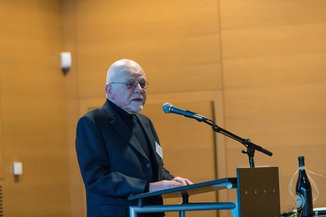 Person am sprechen ins Mikrofon