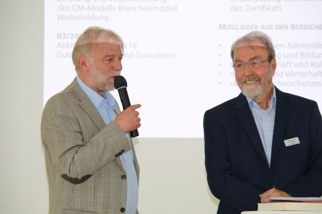 zwei präsentierende Personen