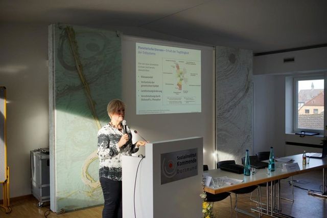 präsentierende Person am reden