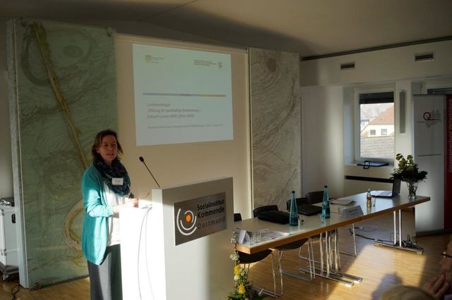 präsentierende Person am reden