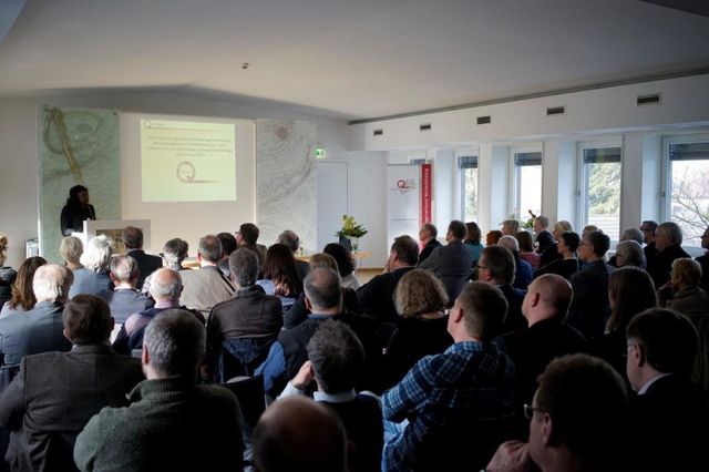 zuhörendes Publikum von hinten