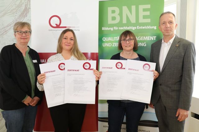 Zertifikatsübergabe - Jörg Neuhaus und Frauke Heitmann mit Vertreterinnen der Kindertageseinrichtungen Hochsauerland und Hellweg