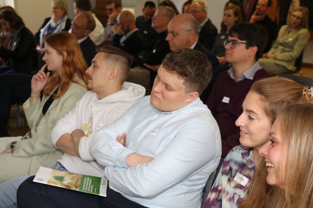 zuhörendes Publikum von der Seite