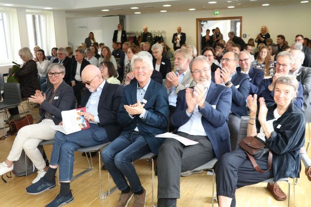 sitzende Personen am klatschen