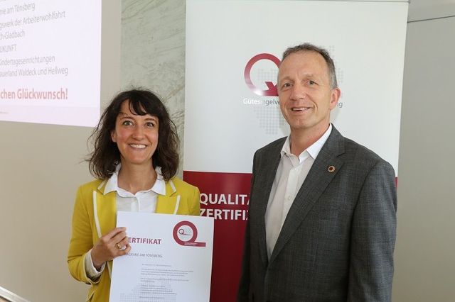 Zertifikatsübergabe - Jörg Neuhaus mit Dr. Nike Alkema