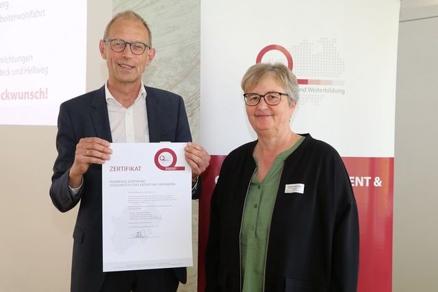 Zertifikatsübergabe - Frauke Heitmann mit stellv. Direktor Dipl.-Theol. Detlef Herbers