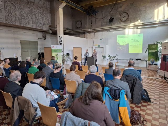 zuhörendes Publikum von hinten