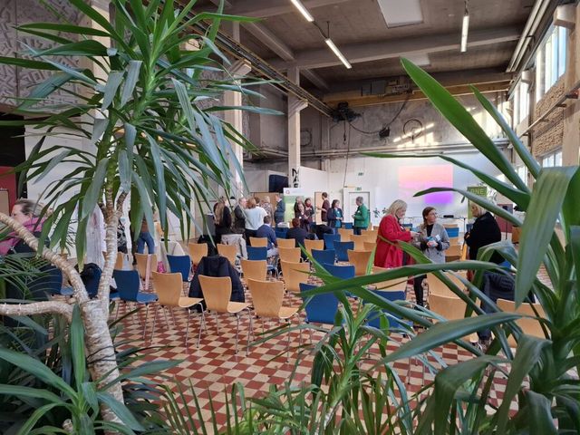 Saal Raum mit Gästen und Stühlen