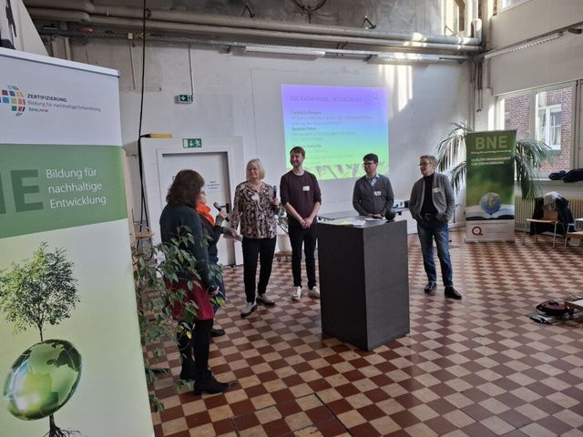 Dialog zwischen sechs Personen