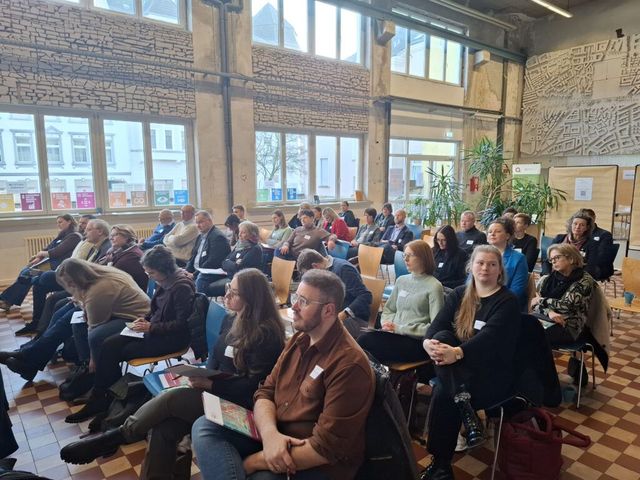 zuhörendes Publikum von vorne