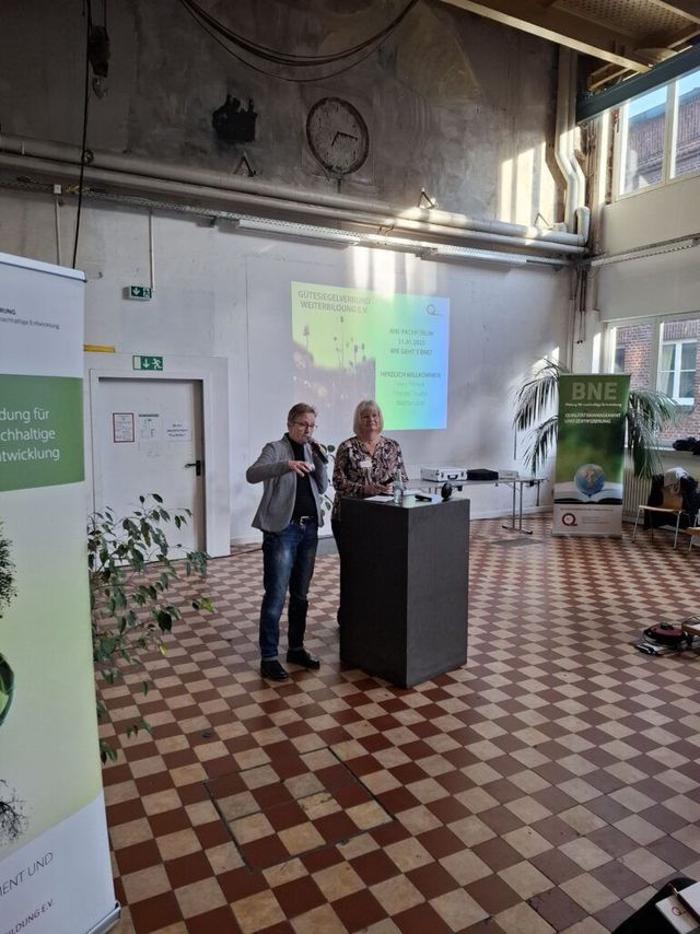 zwei präsentierende Personen 