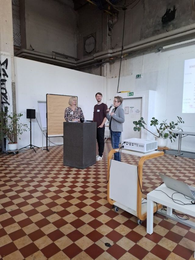 drei präsentierende Personen