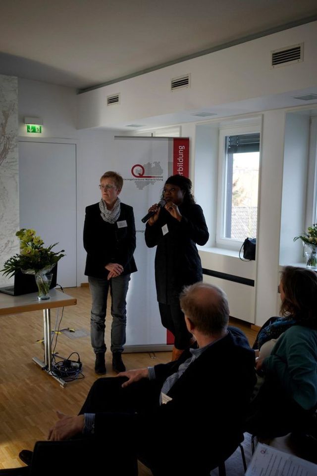 zwei präsentierende Personen