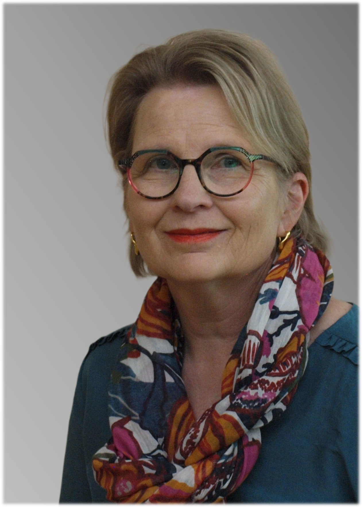 Lächelnde Frau mit bunten Schal und Brille, Porträtfoto.