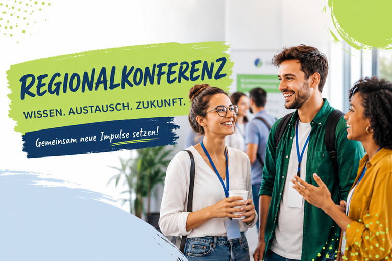 Drei Personen bei Regionalkonferenz „Wissen, Austausch, Zukunft“ tauschen sich lächelnd aus.