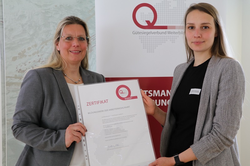 Zertifikatsübergabe - Cathrin Dummer mit Dr. Anke Callegari