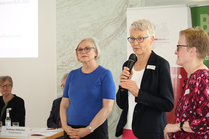 Christel Fissahn, Brigitte Vielhaus und Helga Klingbeil-Weber im Gespräch