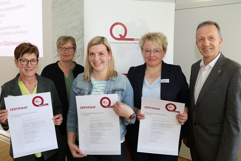 Zertifikatsübergabe - Jörg Neuhaus und Frauke Heitmann mit Vertreterinnen der Kindertageseinrichtungen Hochsauerland und Hellweg